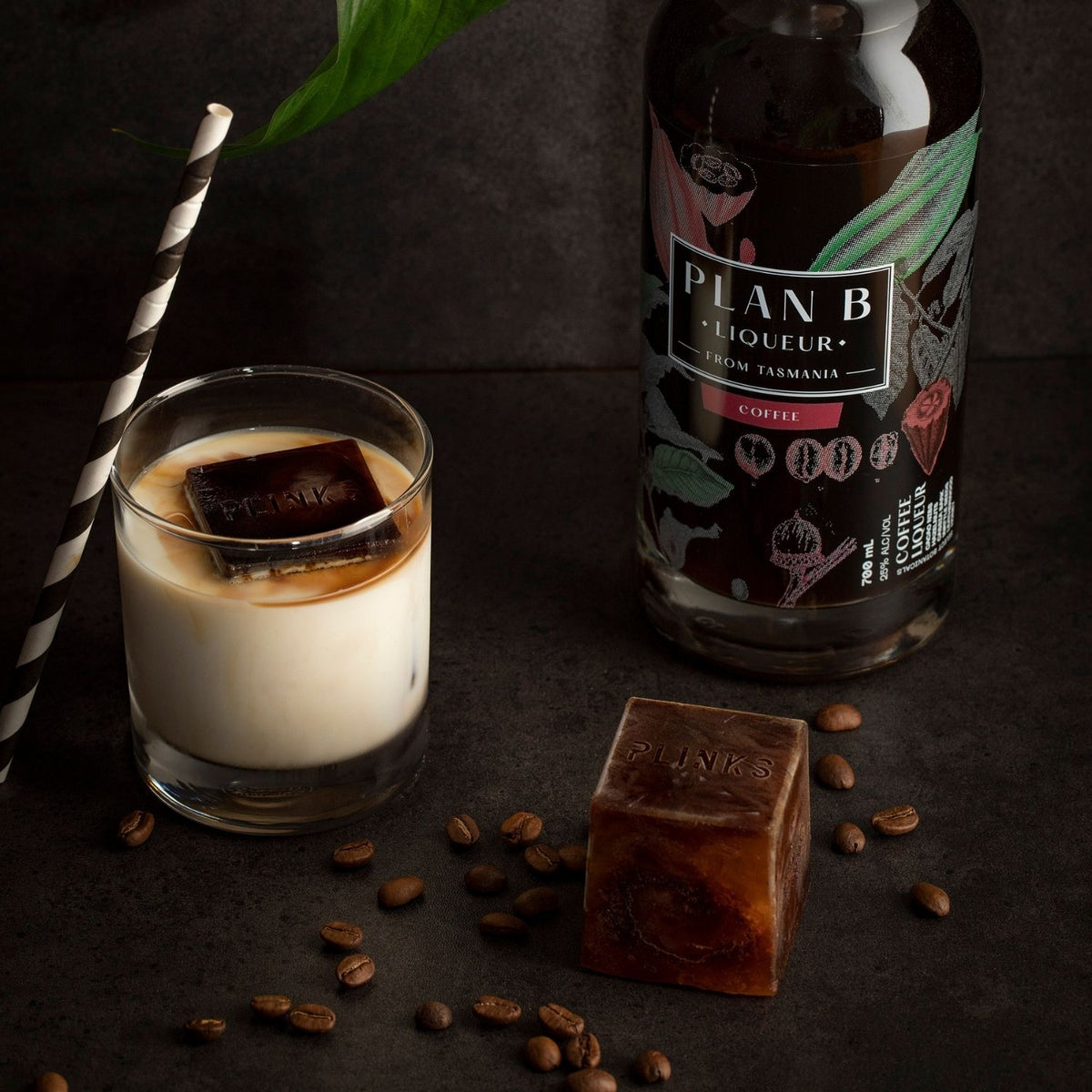 A jumbo ice cube mould showing nine perfectly square, oversized cubes that provide a premium look for high-end cocktails and spirits.