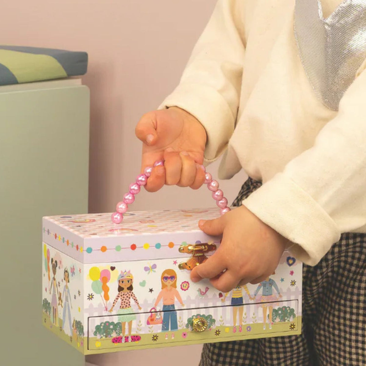 A pink "Best Friends" musical jewellery box featuring a pearl carry handle, shimmering foil accents, and illustrations of two best friends.