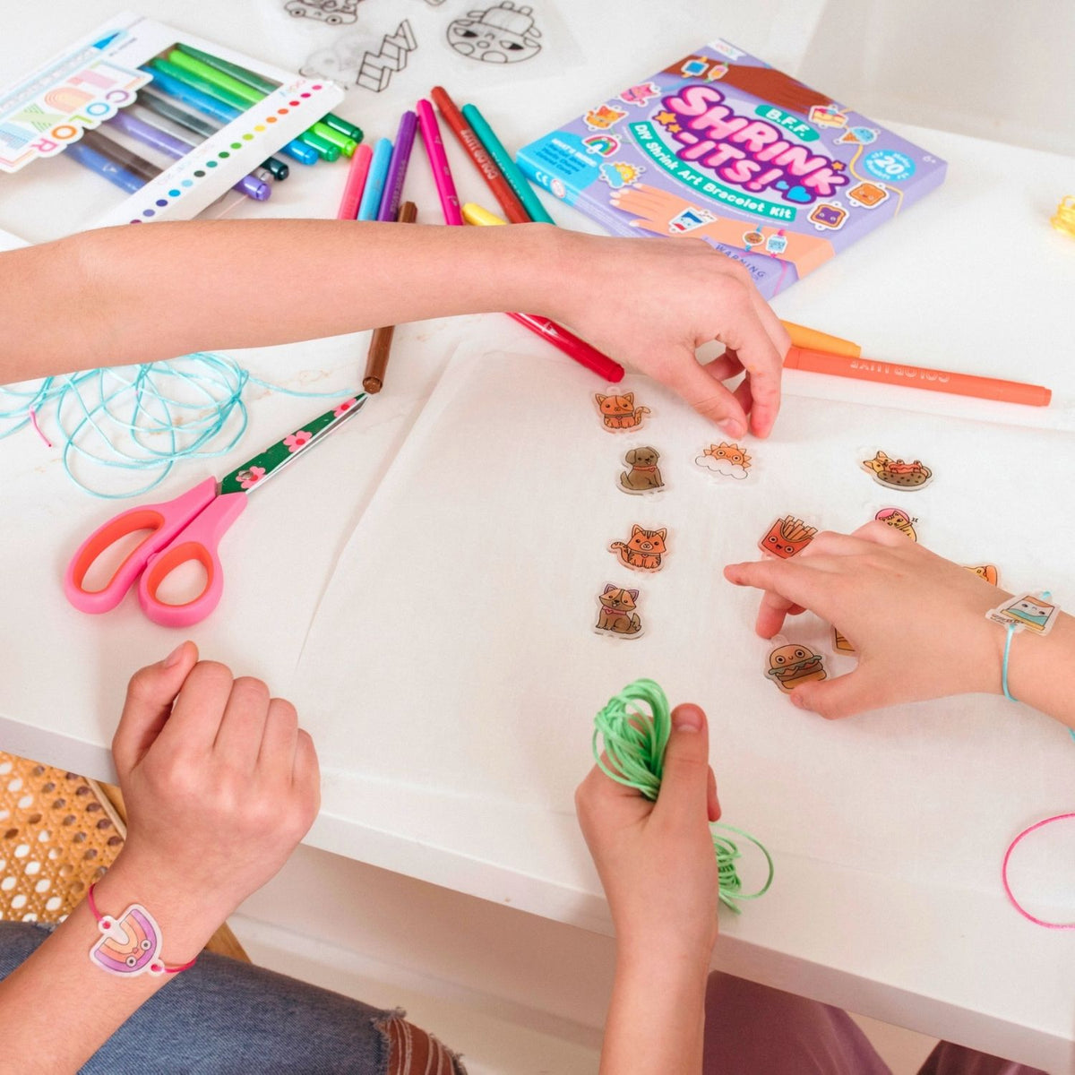 Ooly - Shrink-Its! DIY Shrink Art Bracelet Kit - BFF