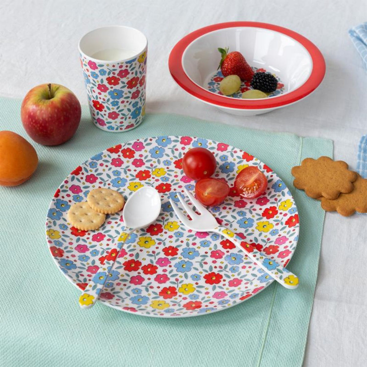 A complete children’s dinner set for fussy eaters. Lightweight and shatterproof melamine makes this five-piece kit perfect for breakfast, lunch, and tea.